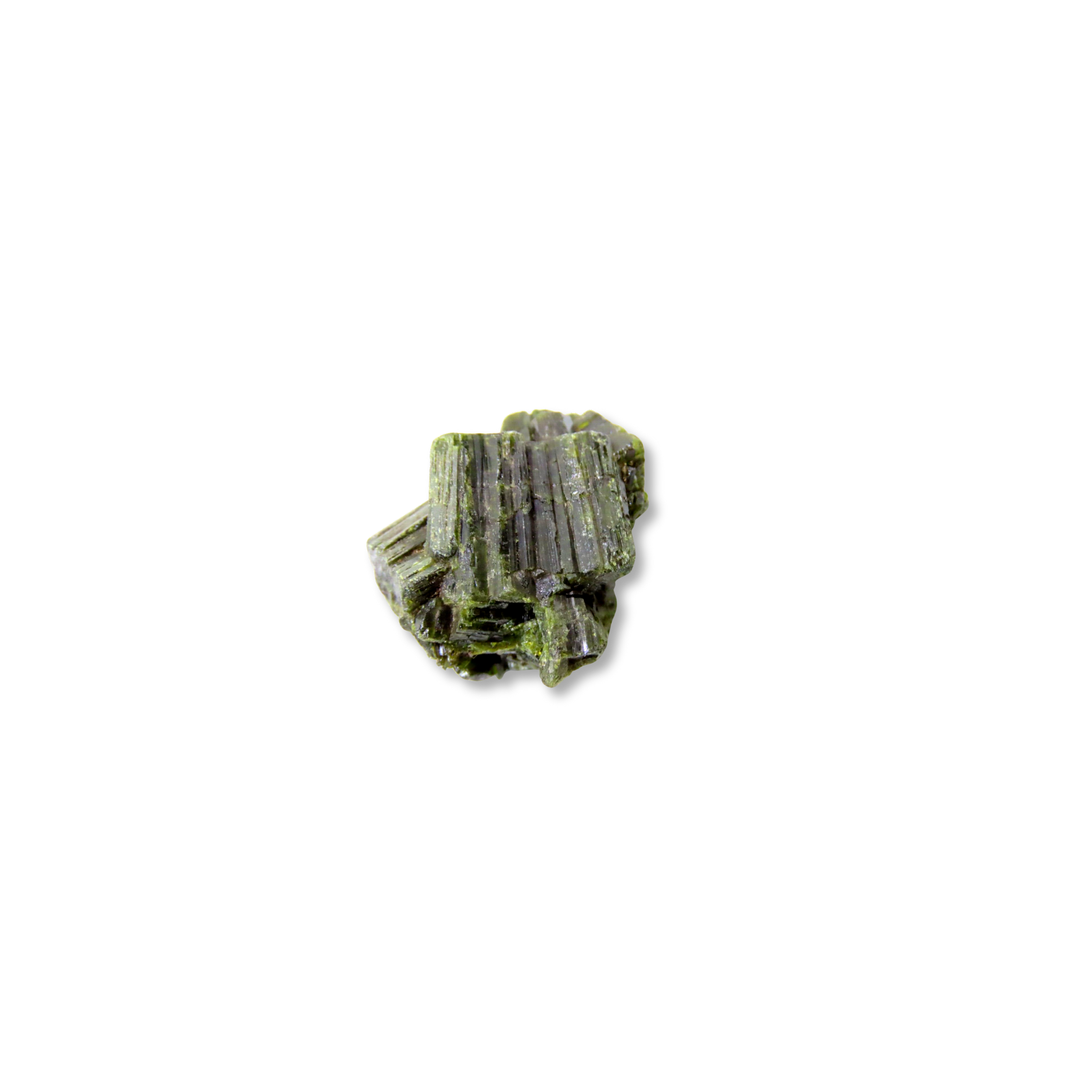 Green mineral晶体 on a white background